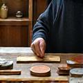 職人が様々な金属素材を吟味する様子